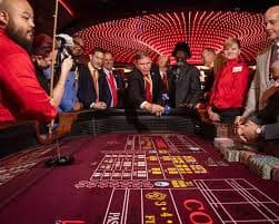 Fase Permainan Ikon dalam Monopoly Live dengan pilihan kotak hadiah yang tersembunyi